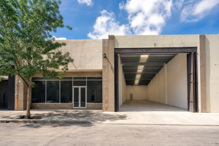 Read more about the article Commercial Property for Sale in Playa del Carmen: Warehouse and Retail Space