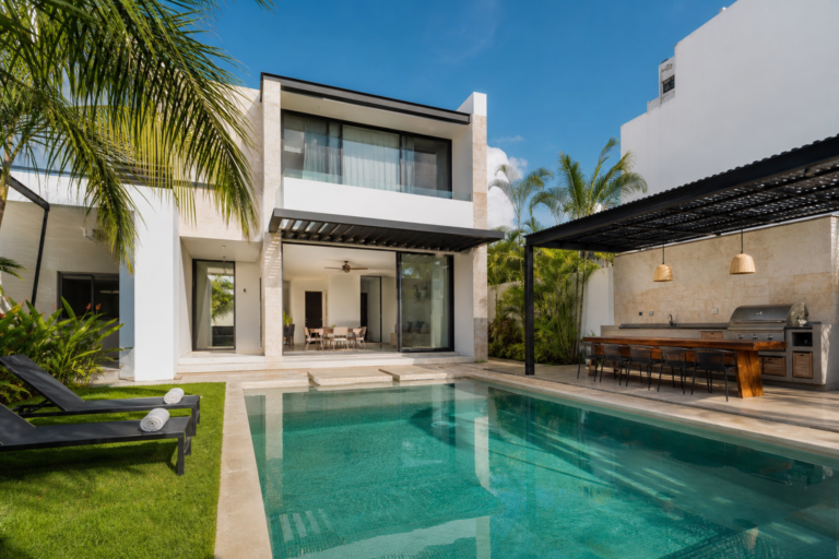Read more about the article House for Sale in Residencial Via Cumbres Cancun with Pool