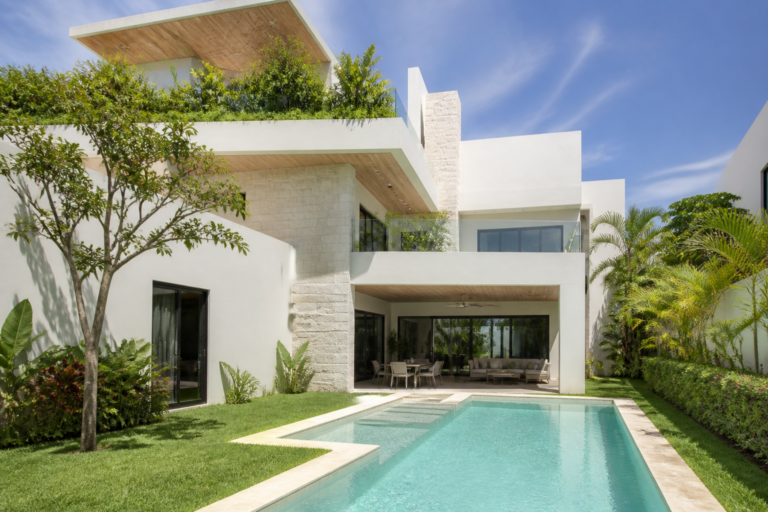 Read more about the article Puerto Cancún Residence With Pool, Garden and Roof Garden