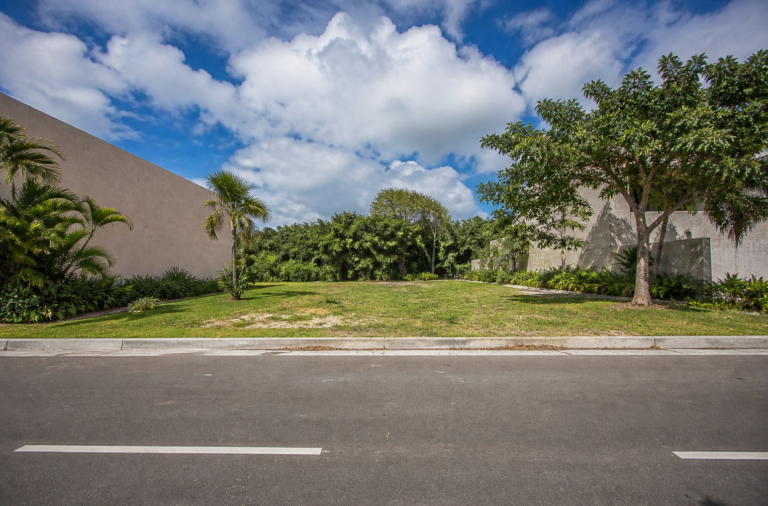 Read more about the article Puerto Cancun Land: 218 m2 Lot in La Laguna