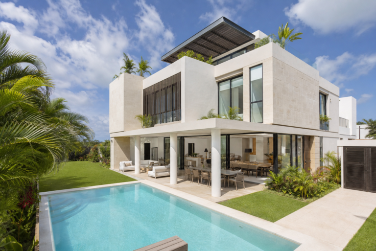 Read more about the article Puerto Cancun Residence With Pool, Garden and Roof Garden