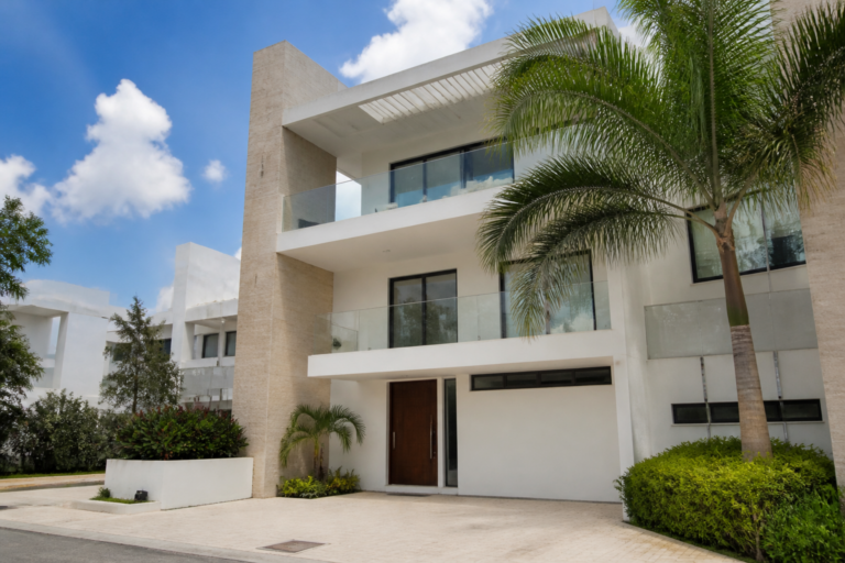 Read more about the article Casa Aqua Residencial: distribución en 3 niveles y 4 recámaras